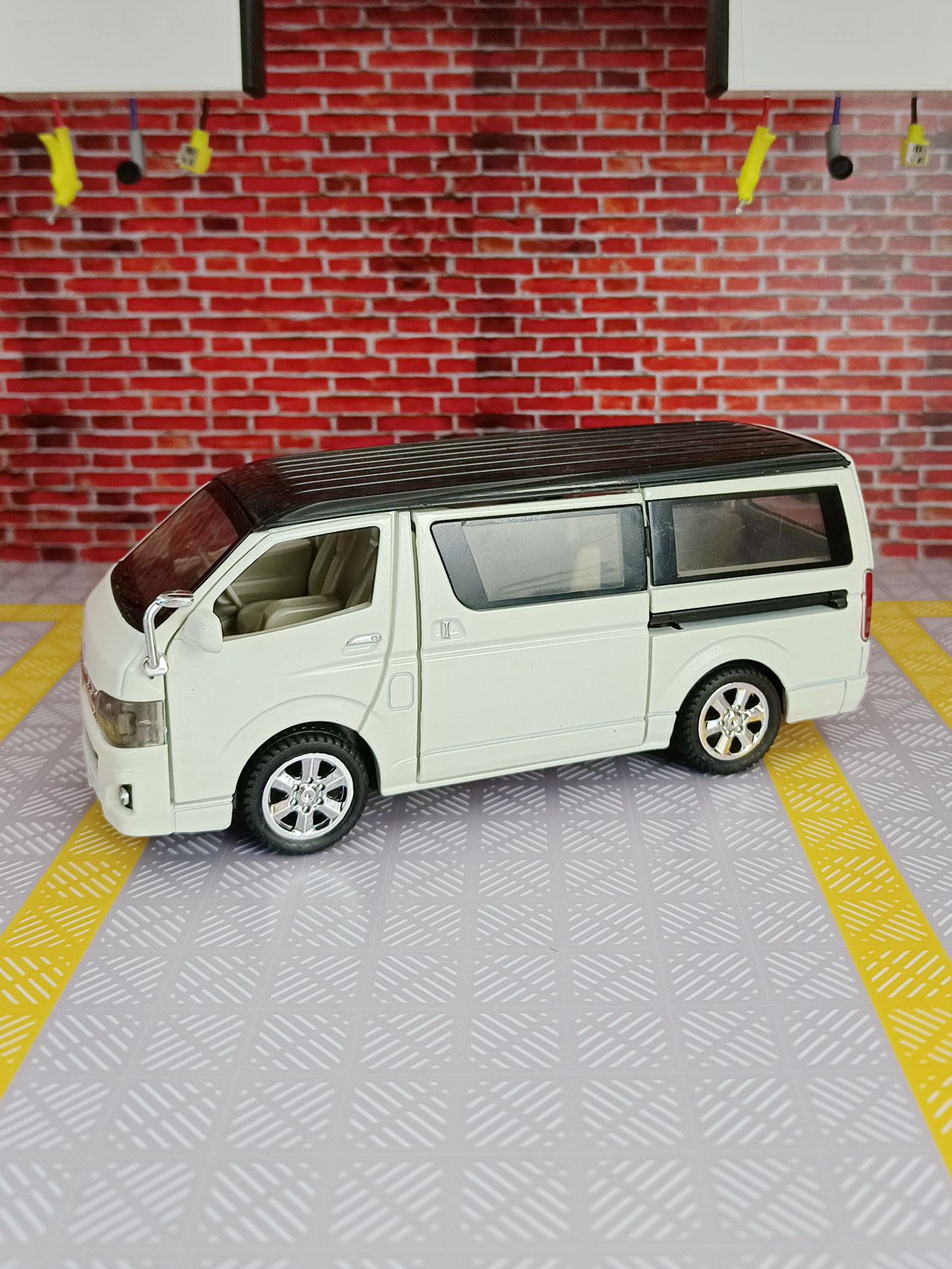1:32 simulation Toyota Hiace a - đánh giá và giá Decor Lighting Returns