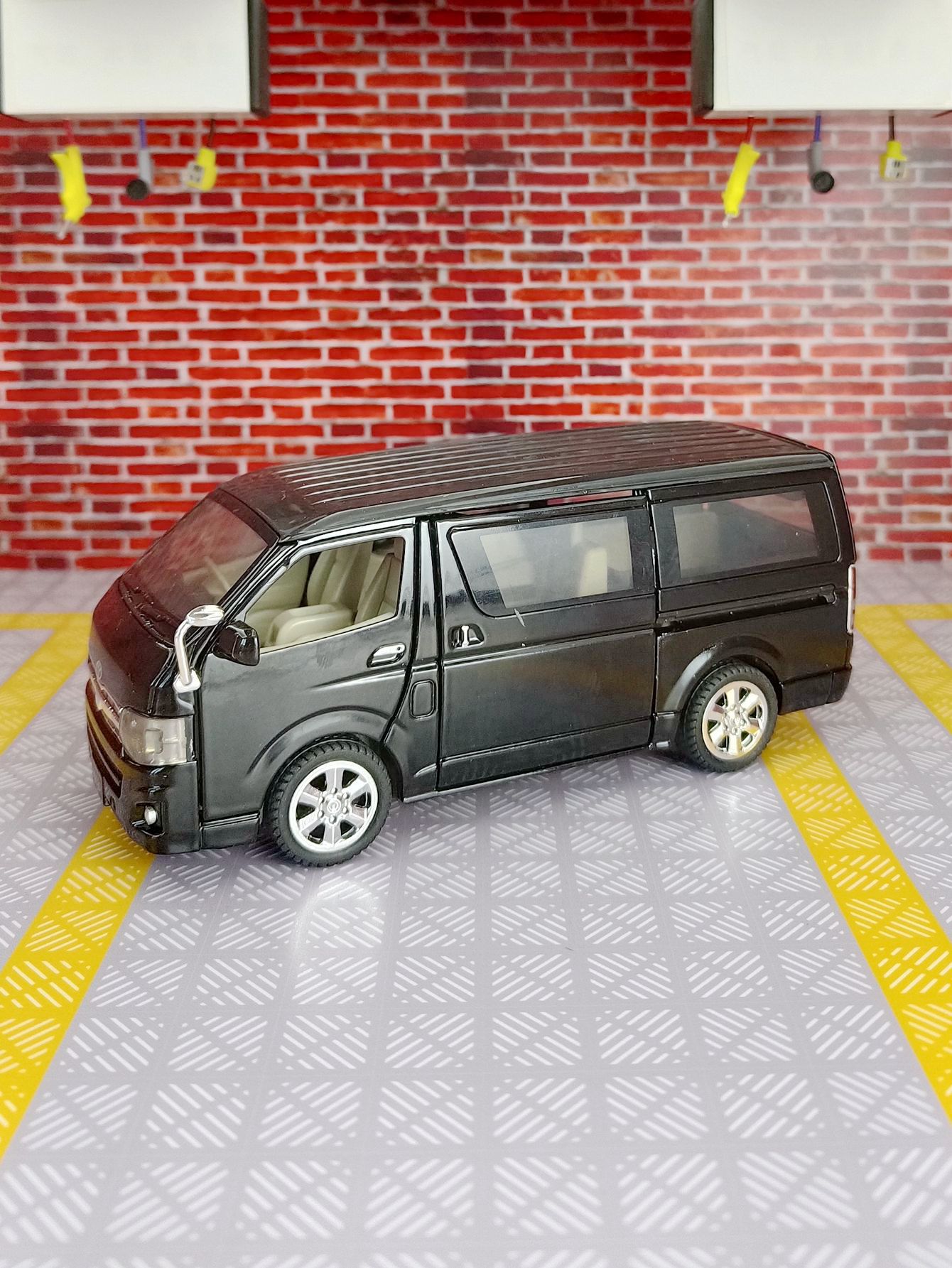 1:32 simulation Toyota Hiace a - đánh giá và giá Decor Lighting Returns
