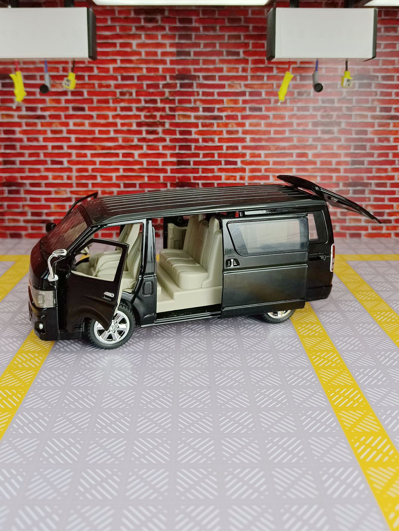 1:32 simulation Toyota Hiace a - đánh giá và giá Decor Lighting Returns